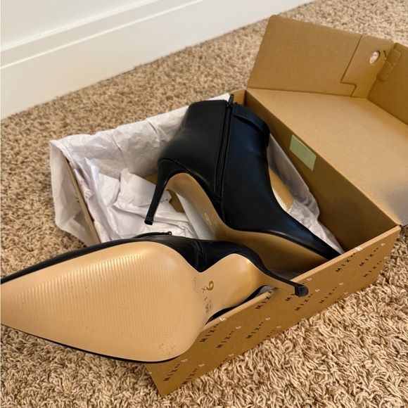 Used- Mix No. 6 Lallani Bootie 9.5
Worn Once
Good Condition - Picture 2 of 5